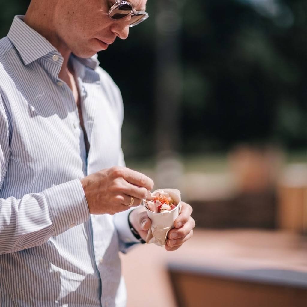 Invité dégustant une glace roulée Ice Roll StanDeliss lors d’un événement élégant