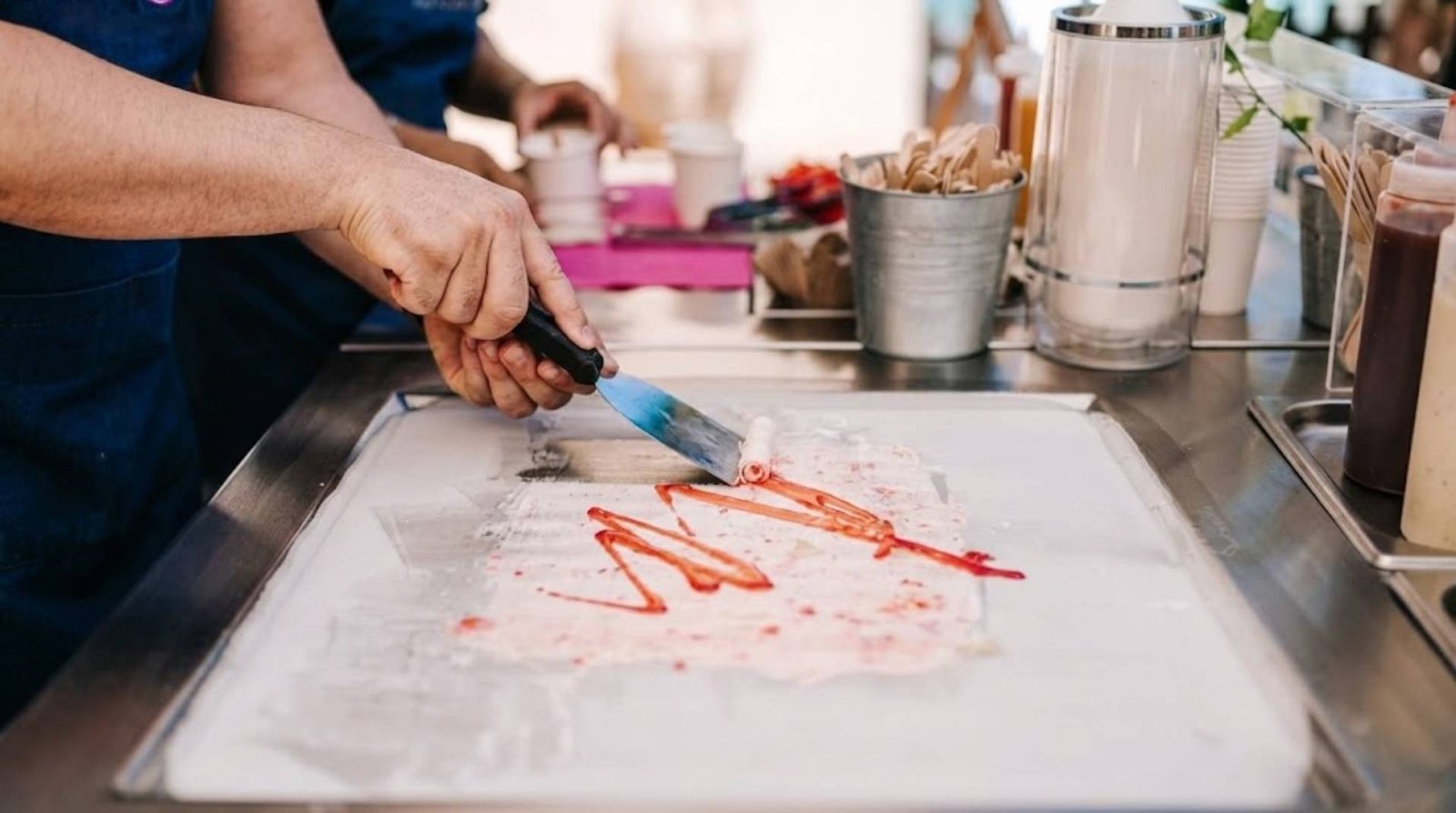 Animation Ice Roll StanDeliss : glace roulée préparée en live devant les invités